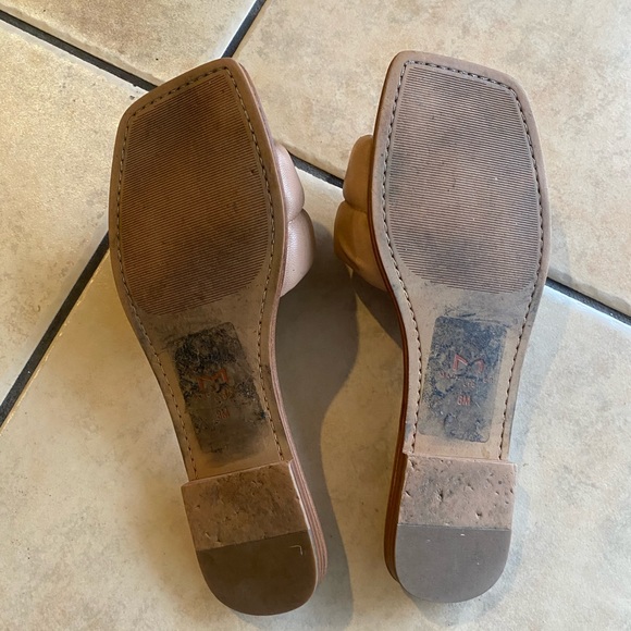 Marc Fisher size 8 tan slides sandals - Picture 2 of 4